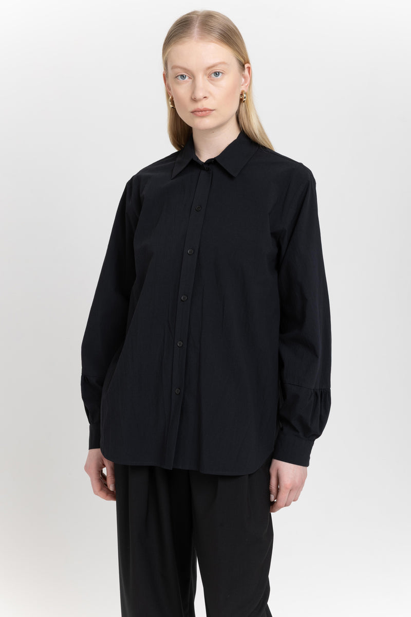 Black crinkle poplin lantern sleeve blouse