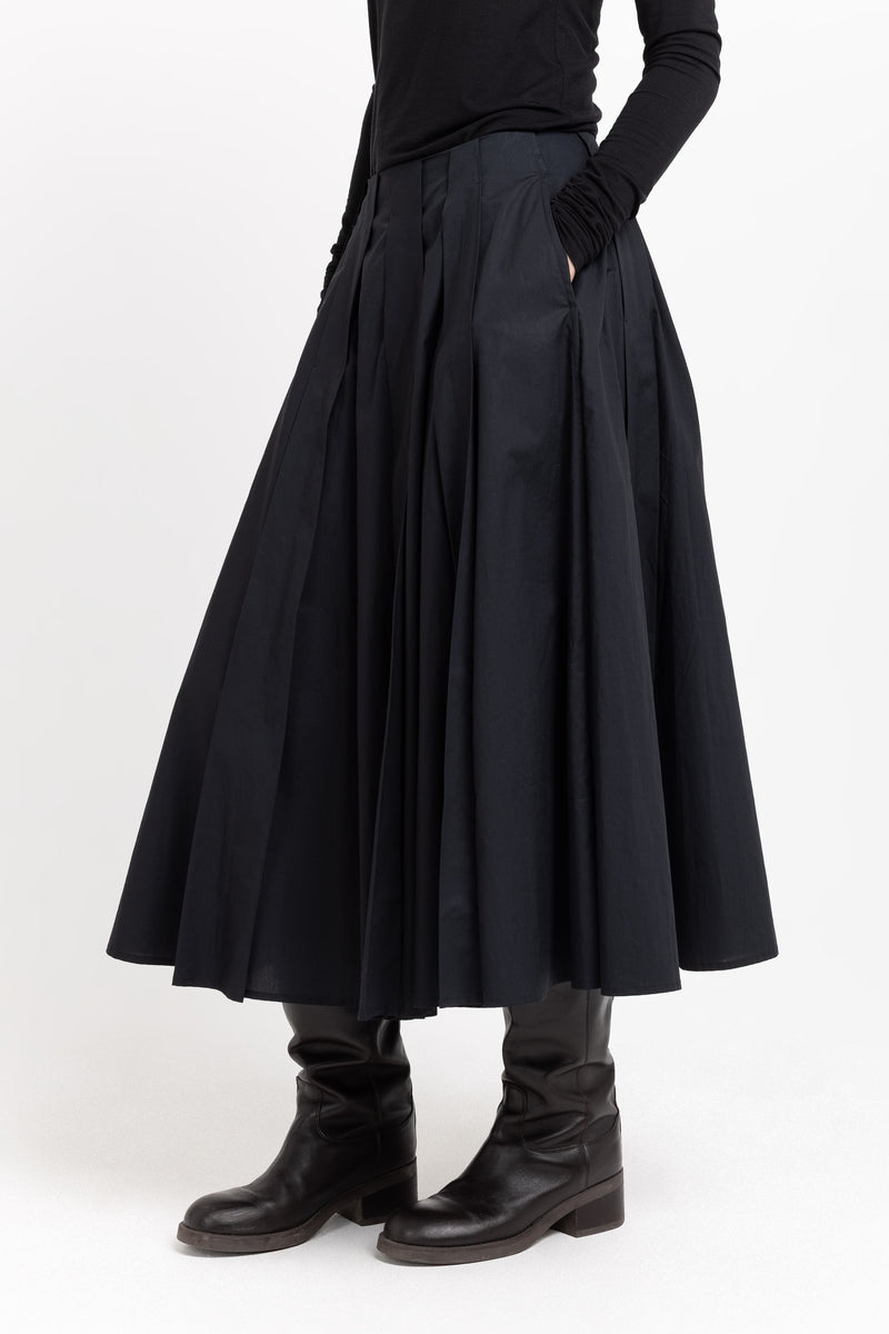 Black poplin voluminous skirt